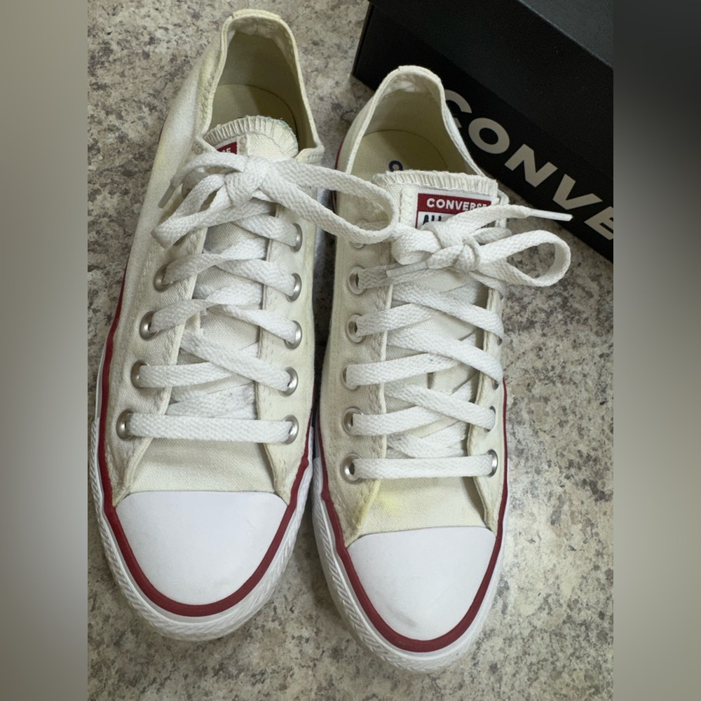 Converse Chuck Taylor All-Stars by sz. 7.5 women’s.